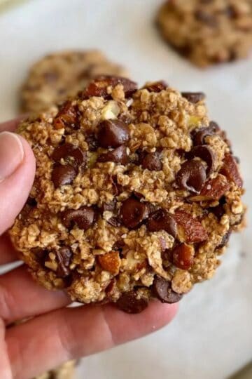 6 ingredient banana chocolate chunk cookies with chocolate chips, nut pieces and oats