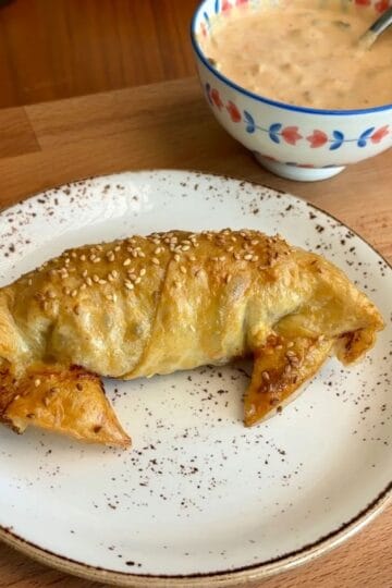 Rice paper Big Mac spiral with sesame seeds and burger sauce