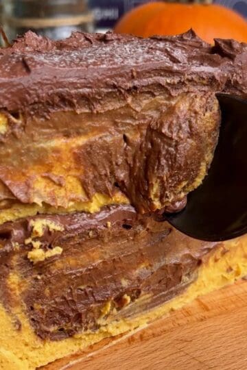 fudgy high protein pumpkin dark chocolate swirl cheesecake with fudgy chocolate topping