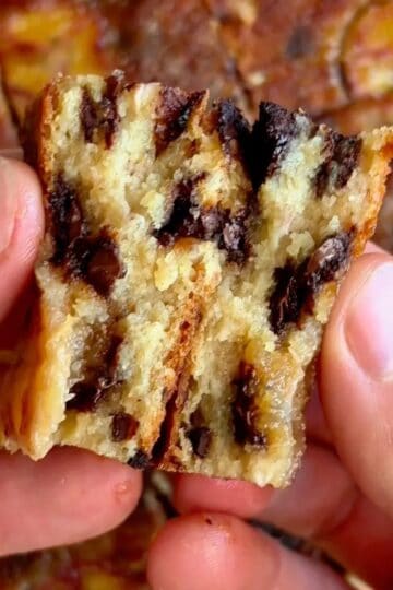 slice of caramelized banana chocolate chunk blondies with melted chocolate chips and cake-like middle