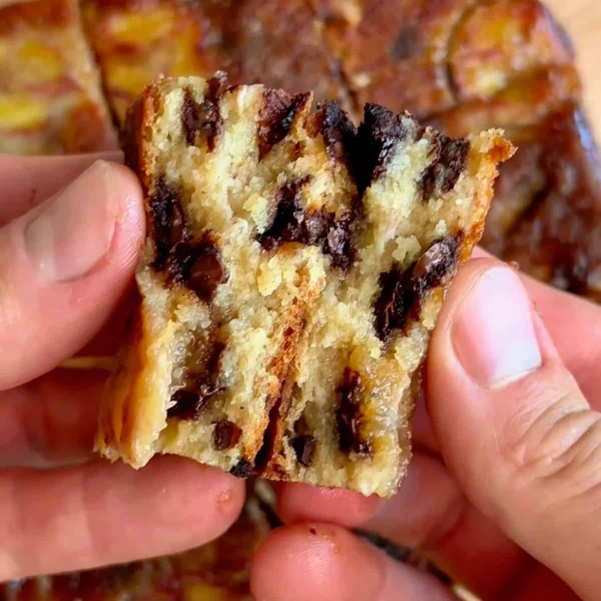 slice of caramelized banana chocolate chunk blondies with melted chocolate chips and cake-like middle